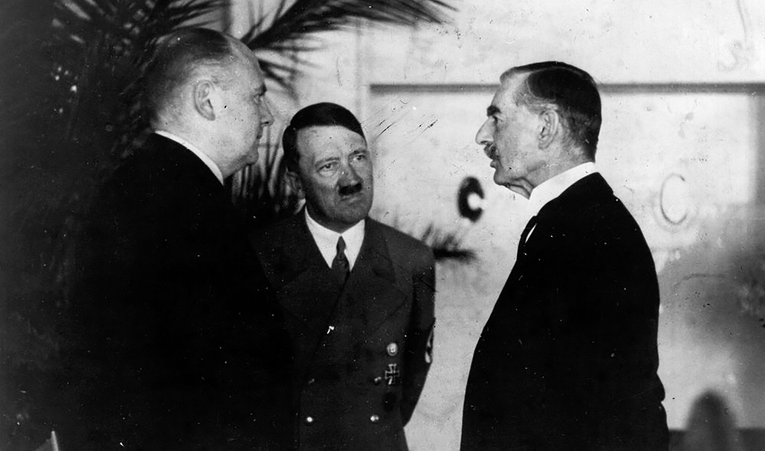 Фото: Невилл Чемберлен и Адольф Гитлер Мюнхен, Германия, Сентябрь 1938 г. 
