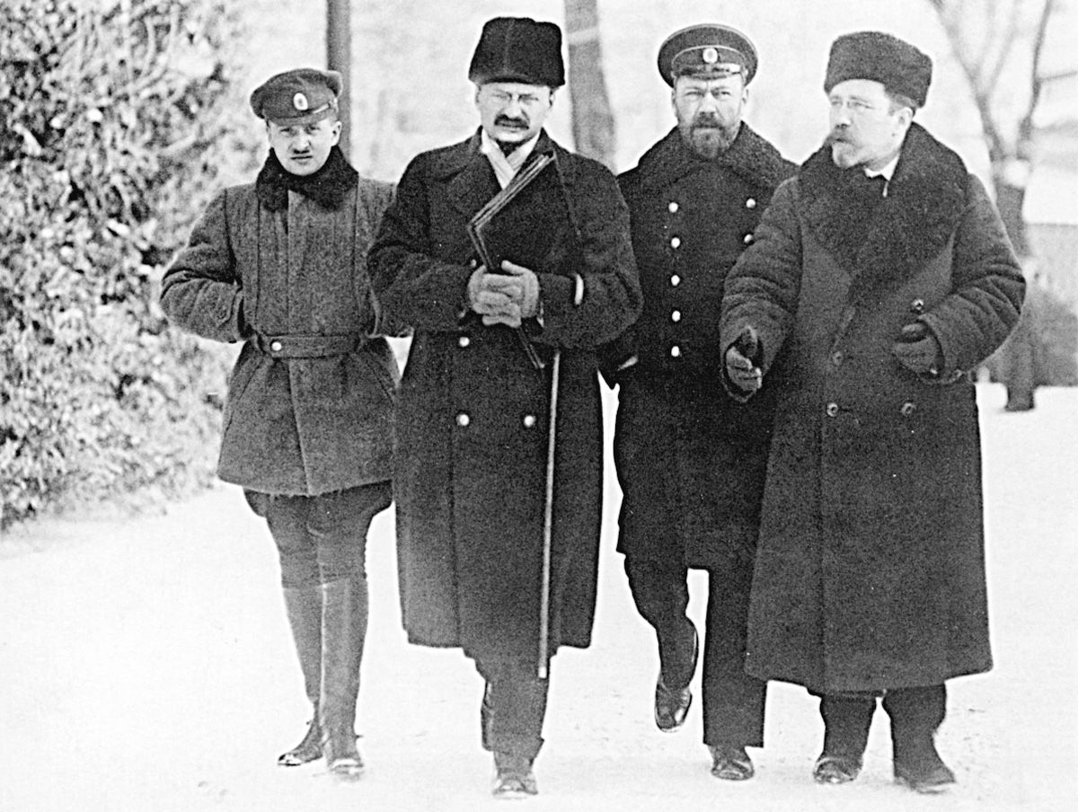 Члены российской делегации в период мирных переговоров между представителями Советской России и Центральных держав в Брест-Литовске