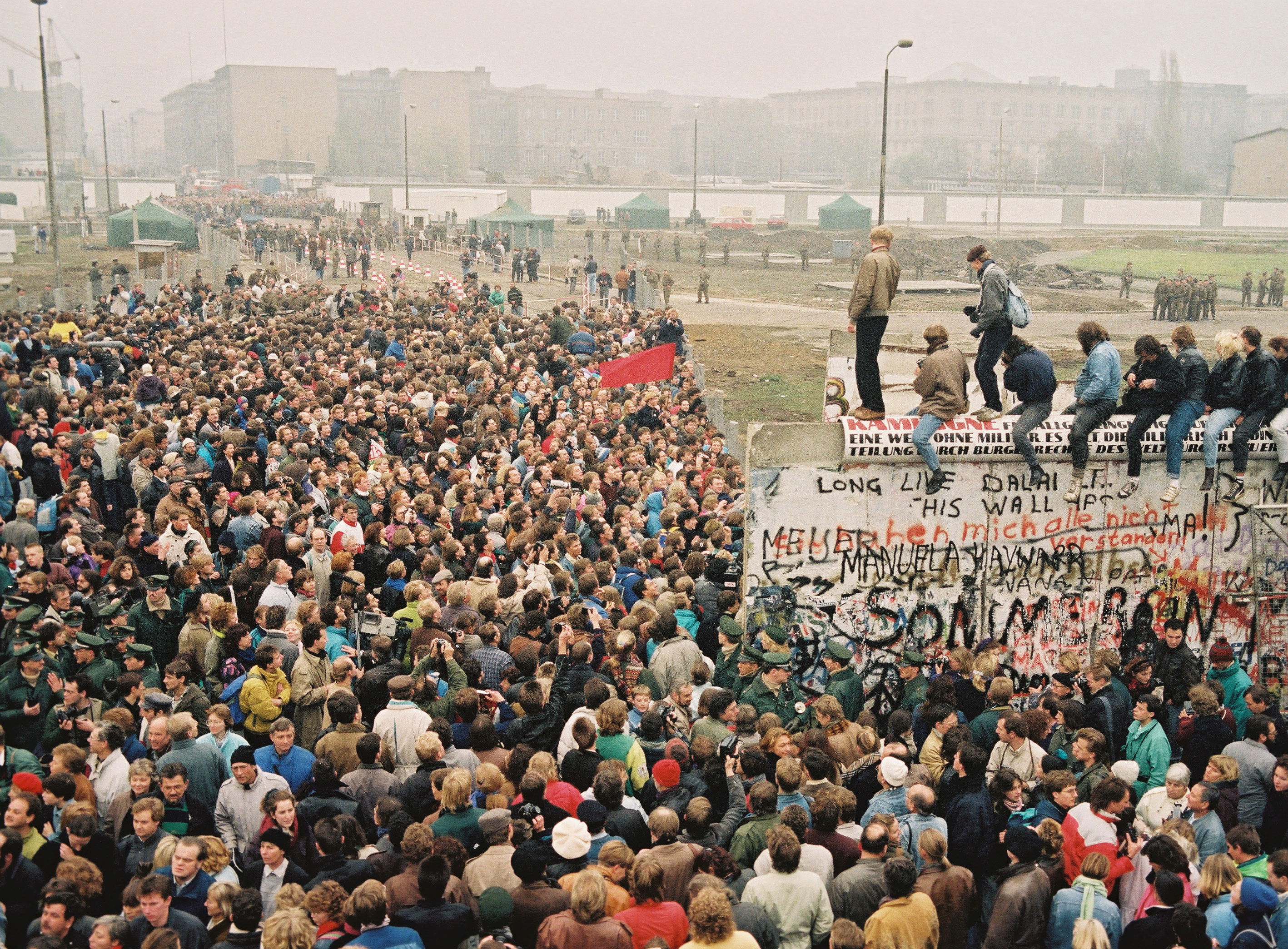 9 ноября 1989 ГДР открыла границу с Западным Берлином и ФРГ.   Пала Берлинская стена — символ длившегося 40 лет раздела города и немецкой нации