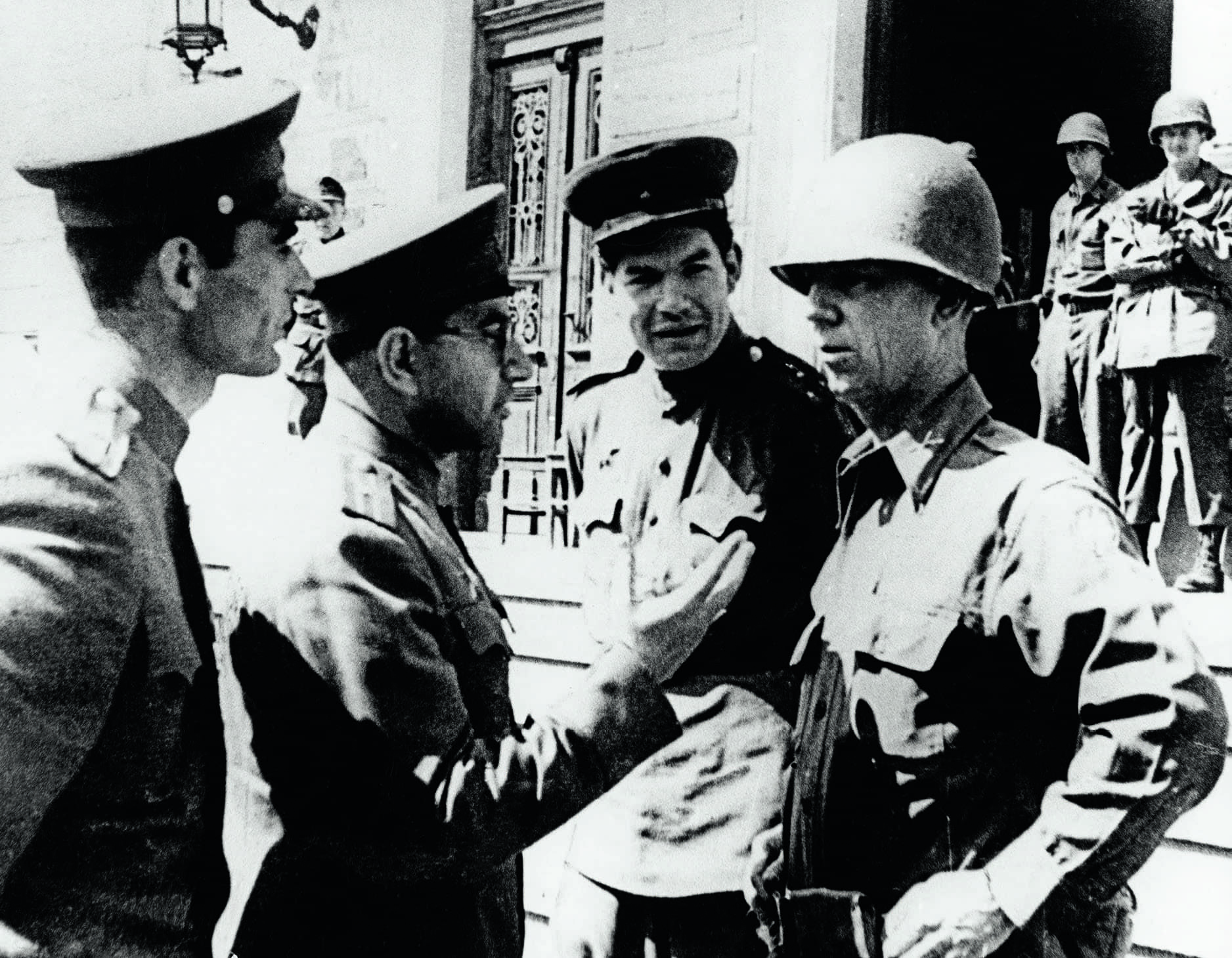 Встреча  с американцами  в городе Линц  (Австрия) 9 мая 1945 Фотограф О. А. Ландер ГИМ