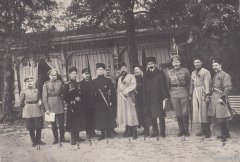 Глава Кубанской краевой рады Николай Рябовол и Павел Скоропадский со своим окружением