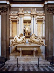 Микеланджело Буонарроти Надгробие Джулиано, герцога Немурского. День, ночь. 1526–1534