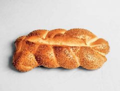 Хала (фр. Chsllah) —  еврейский традиционный праздничный хлеб, который пекут по пятницам из сдобного дрожжевого теста с яйцами Париж, Франция, 2019 Фото В. Н. Комаровой