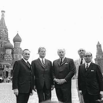 Правительственная делегация ФРГ на Красной площади в Москве.  Слева направо: Э. Бар, В. Брандт, В. Шеель, Р. фон Вехмар и госсекретарь МИД ФРГ П. Франк Август, 1970 г. DPA
